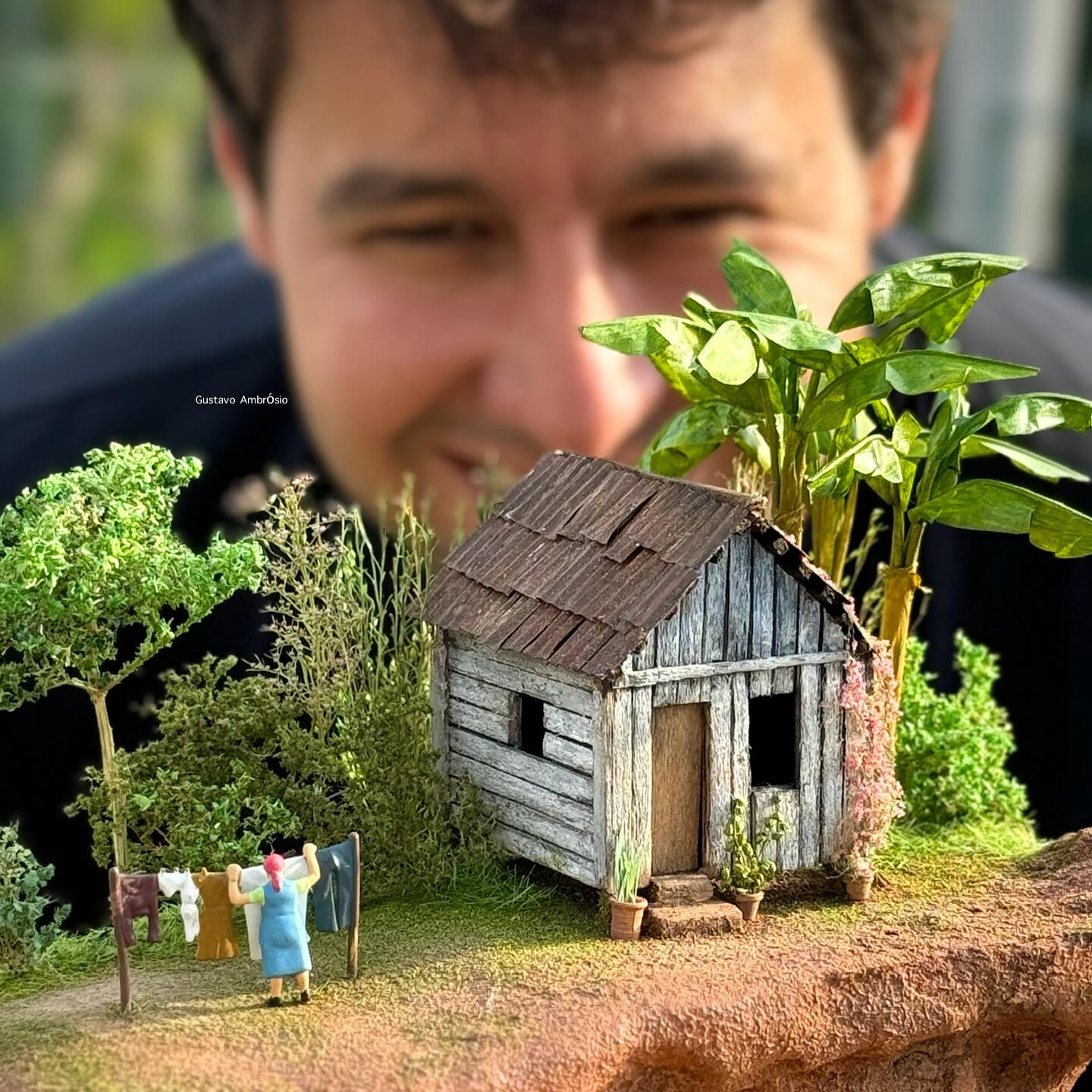 Gustavo Ambrósio contemplando uma miniatura hiper-realista