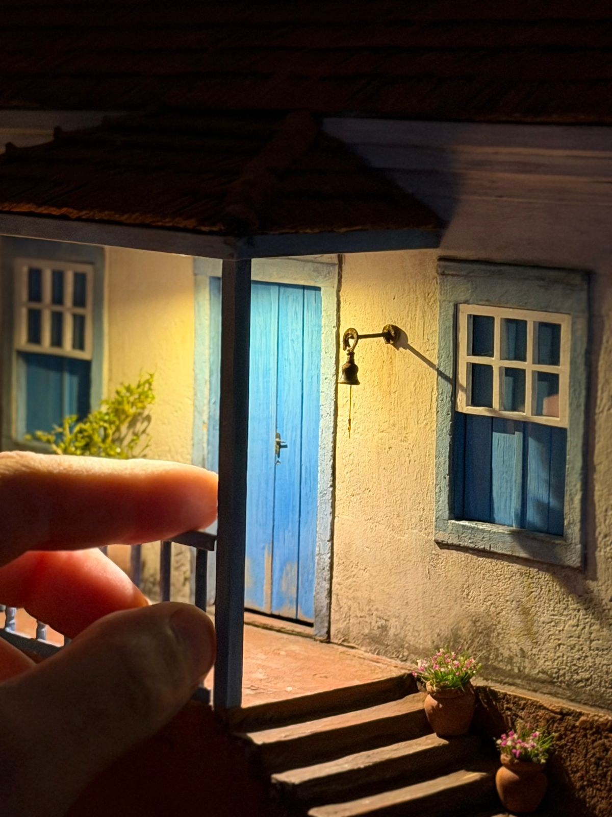 Casinha iluminada à noite